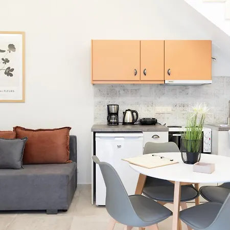 Apartman Leaves & Waves *